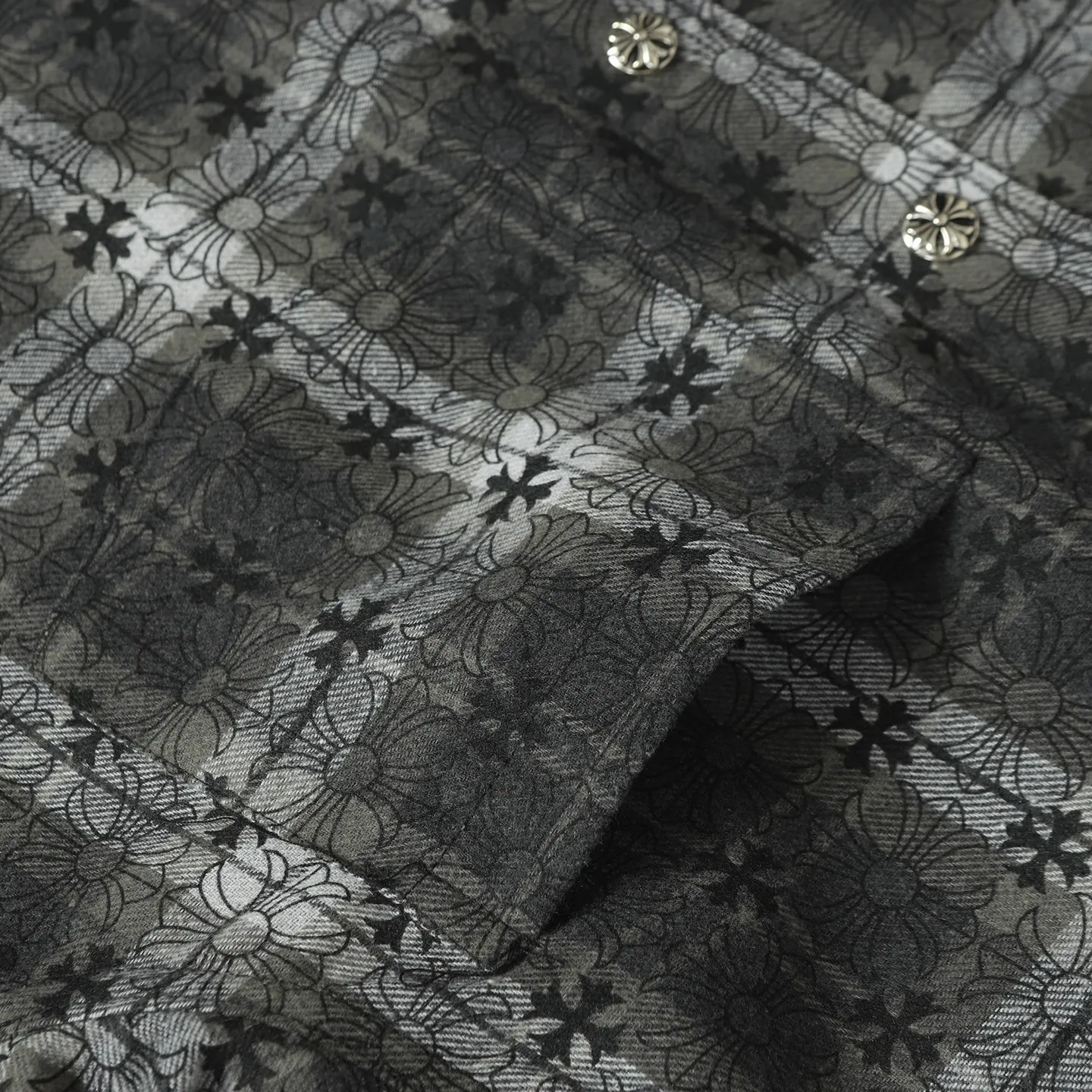 🅿️330 CH Crow Heart Leather Label Metal Checkered Shirt Jacket. Original Crow family's unique identity embellished with silver buckle cross leather stamp, custom-dyed dark pattern brand fabric, high-quality checkered pattern tailoring, cross leather badge splicing on the sleeves, one-sided patch pocket design on the chest, custom-made high-quality lettering hardware accessories, distressed retro silver buckles, three-dimensional version. The upper body is sassy and handsome. Natural high-street style. Needless to say, the upper body effect is natural. It is at the forefront of the trend. Its vibrant design and versatile attributes can surprise you no matter how you match it! Size: S-XL